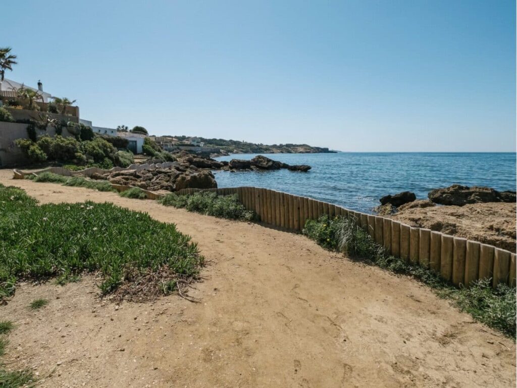 Sentier littoral var bord de mer proche de location de vacances
